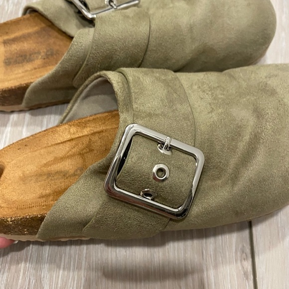 SODA tan buckle clogs size 6 like new - Picture 2 of 3